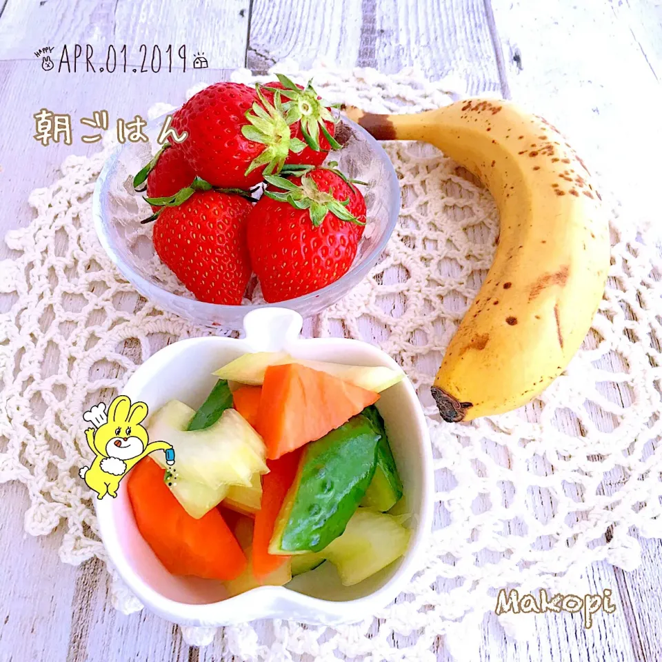 ヘルシー朝ごはん♡🍓🍌🥒お腹が空いたらオートミールクッキー食べます♪|まこぴ～♪さん