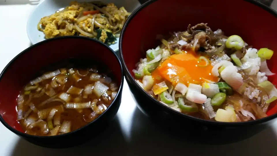 ネギたま牛丼と卵ともやしほうれん草の炒め物、みそ汁|ゆりさん