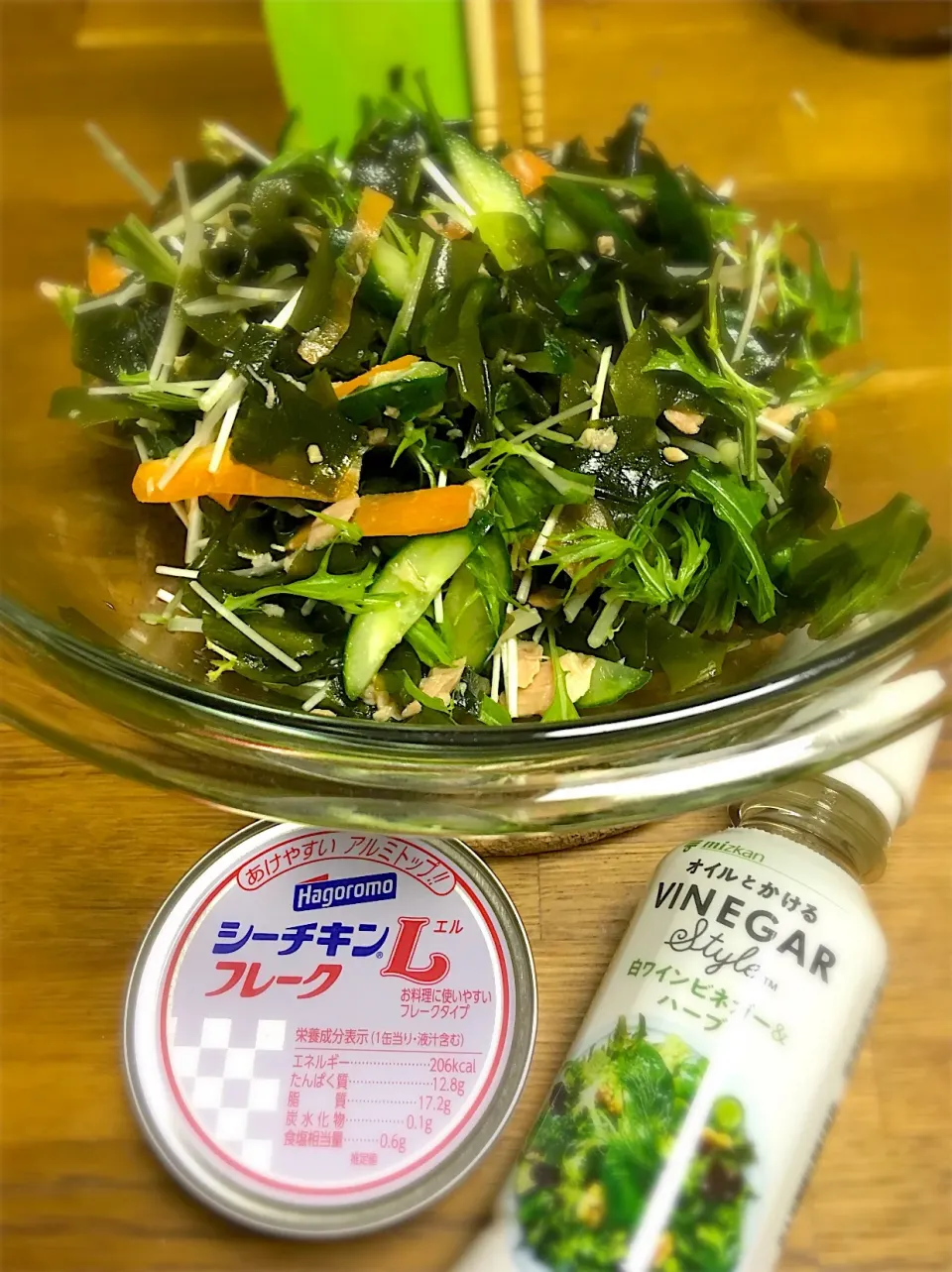 Snapdishの料理写真:かけるビネガー×ツナ缶オイルの塩蔵ワカメのサラダ🥗
 #オイルとかけるvinegar #あるもので  #思いつき料理|morimi32さん