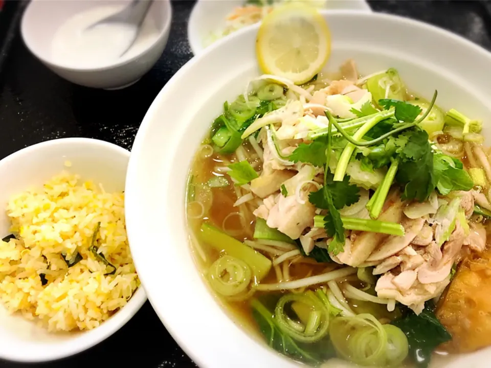 Aセット・クッティアガイ（鶏ラーメン）、ミニチャーハン、サラダ、タピオカミルク ¥800|Blue Moon Caféさん