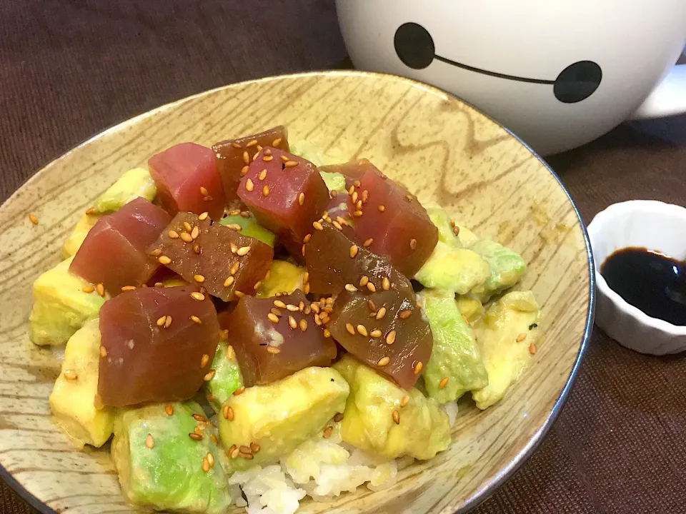 Snapdishの料理写真:アボカドまぐろ丼|むぎさん