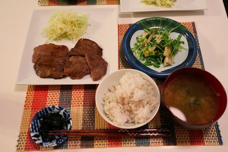 Snapdishの料理写真:今日の夕食 牛タン、SDモニター✡️アップルビネガー使用のキャベツサラダ、豆苗の塩麹炒め、麦ご飯、わかめの味噌汁|pinknari🐰🌈さん