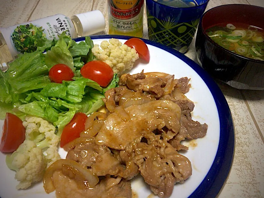 今日の男飯(*･ω･)＊豚ロース焼肉with白ワインビネガー&ハーブのサラダ＊じゃがいもと人参とワカメの味噌汁 | ᐕ)⁾⁾|ひーちゃんさん