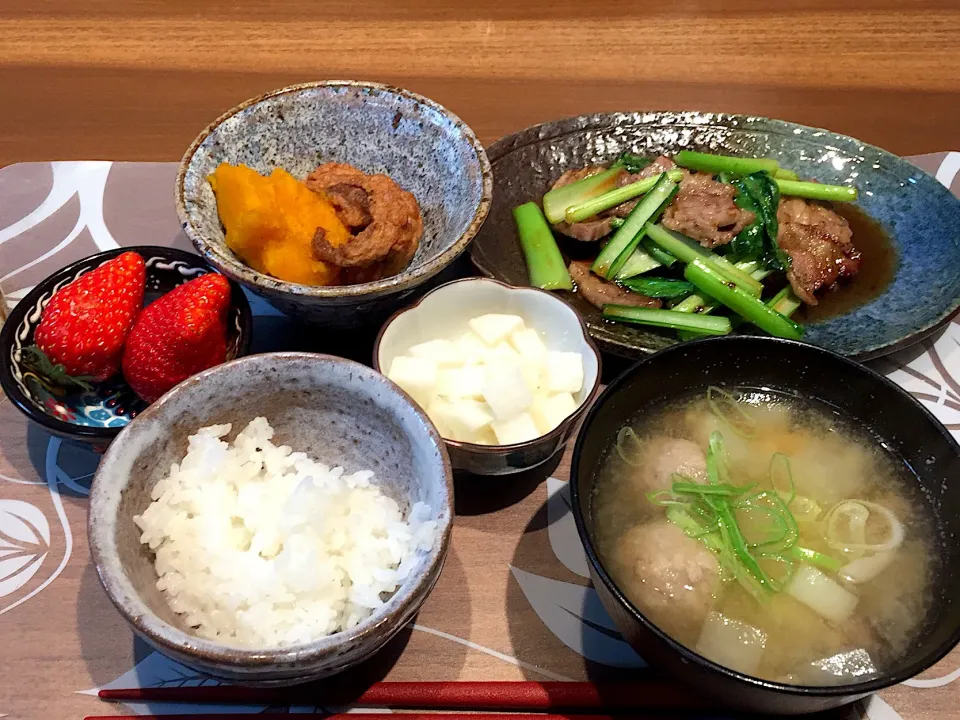 晩御飯
牛肉と小松菜の甘辛炒め、かぼちゃと下足の煮物、山芋わさび酢漬け、団子と大根としめじの味噌汁、白米、とちおとめ|かよちゃんさん