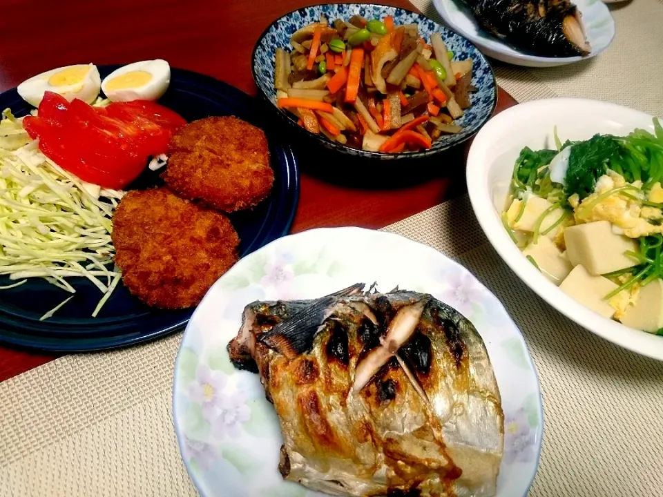 ☆今日の晩ごはん☆  焼き魚  高野豆腐煮         きんぴらごぼう  コロッケ  サラダ|hamamaさん