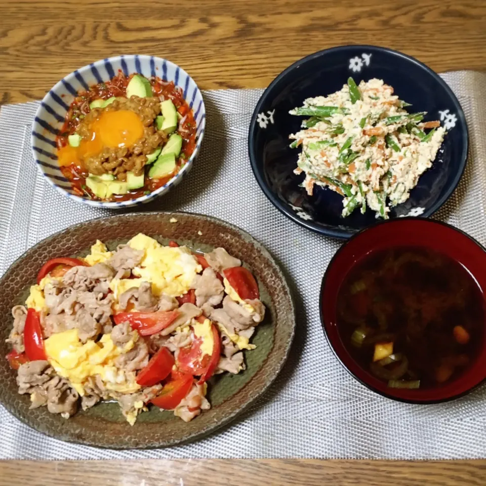 アボキムチ納豆・インゲンの白和え・しめじと青梗菜のお味噌汁・豚トマトたまご炒め|美也子さん