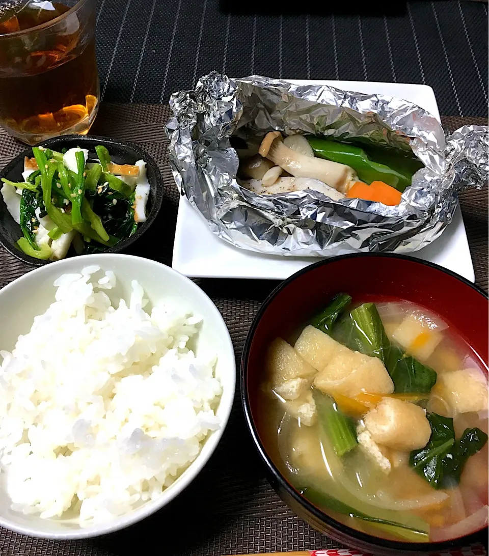 ・タラのホイル焼き
・ちくわとほうれん草のナムル
・揚げと小松菜の味噌汁|ちぐあささん