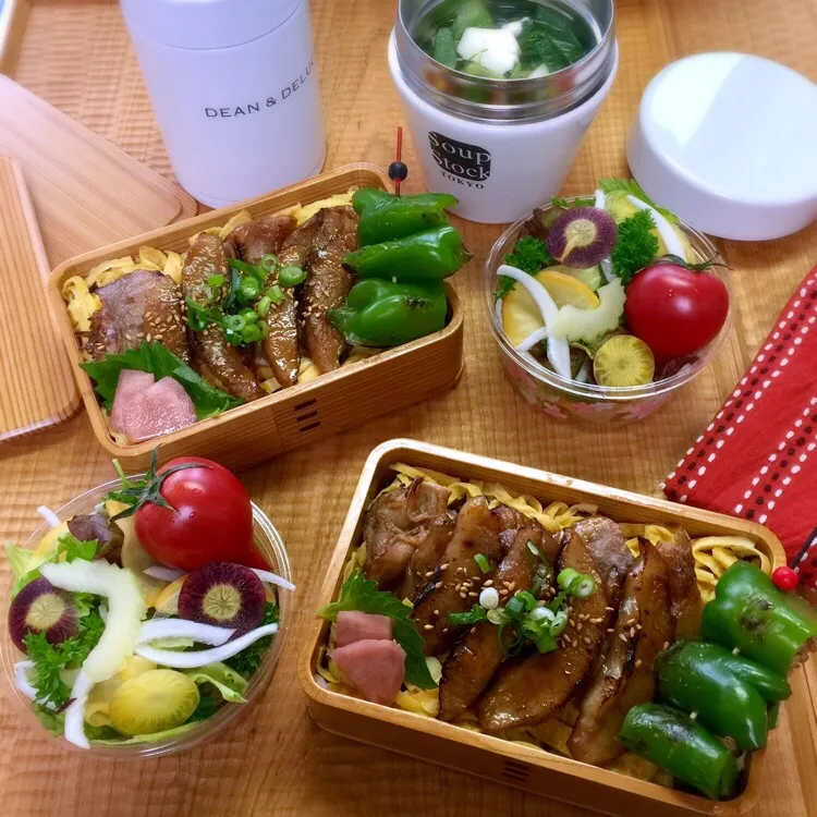 Snapdishの料理写真:🍱４月１日(月) 今日のお弁当
○ 豚肉の蒲焼き丼 
○ 素焼きピーマン串
○ サラダ
○ 豆腐と九条ねぎのすまし汁|mutsumi☺︎さん