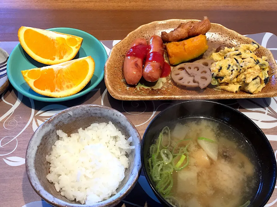 朝ごはん
ひじき入り卵焼き、かぼちゃと下足の煮物、レンコンきんぴら、ウインナーソテー、白米、肉団子と大根としめじの味噌汁、ネーブルオレンジ|かよちゃんさん