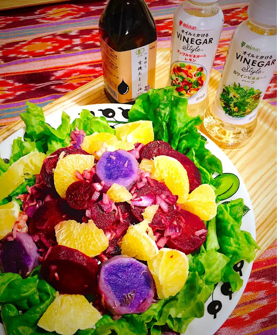 Snapdishの料理写真:#ビーツとシャドウクィーンのサラダ 
#ポリフェノールが豊富 #鮮やかな赤 
 #さっぱり美味しい #はるか蜜柑も入れて 
 #アマニ油チョロリ  #野菜たっぷり 
 #お家でゆっくり食べよう 
#ふたりご飯|Blueberry🫐さん