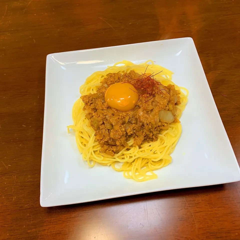 Snapdishの料理写真:今日の遅めのランチ
鶏ミンチと玉ねぎを味噌で味付け
[鶏玉味噌パスタ]
 #自宅メシ 
#ランチ
#鶏ミンチ
#パスタ
#味噌|たくぼんさん