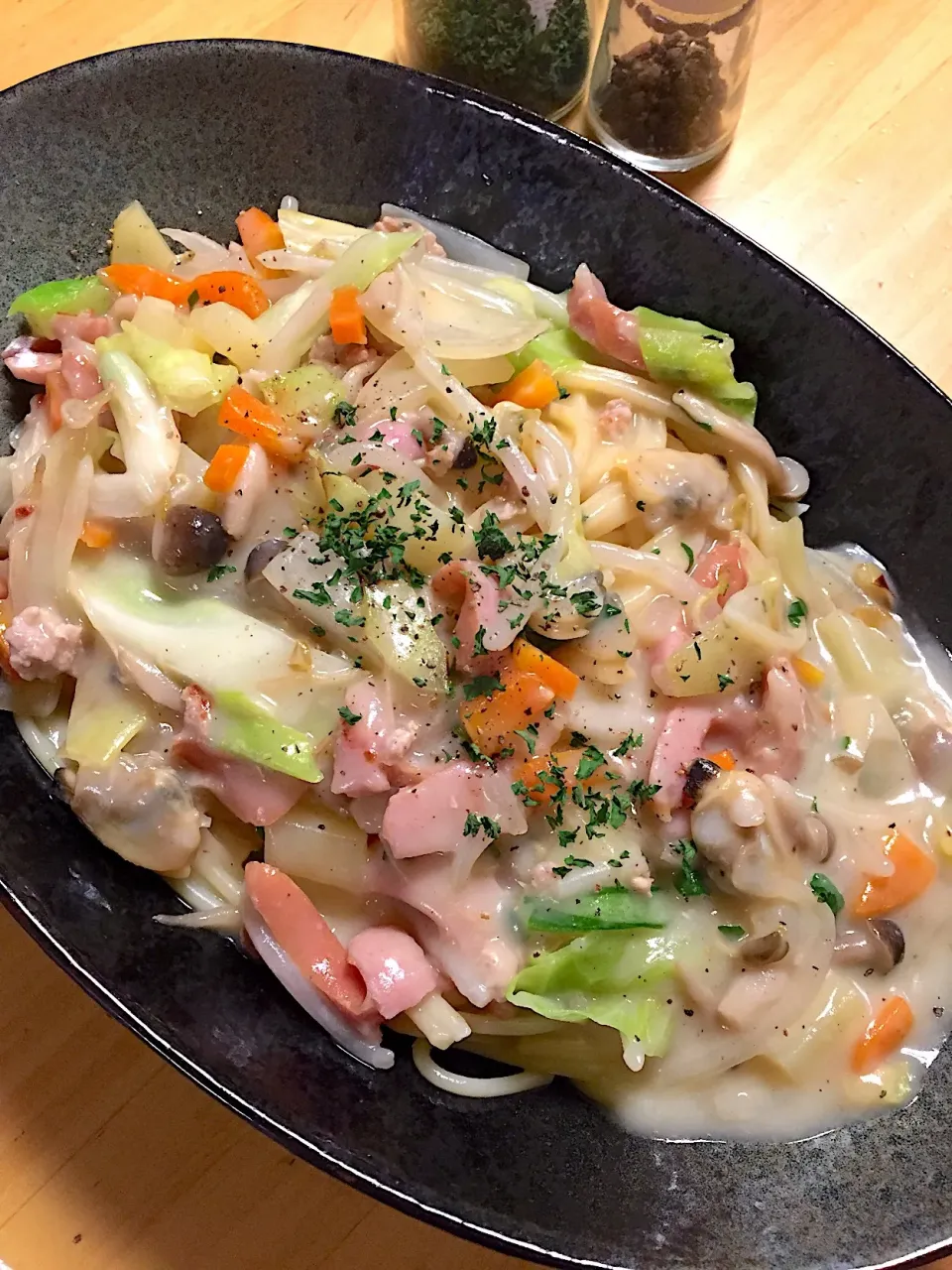 Snapdishの料理写真:野菜たっぷり #クリームパスタ #もやし も入れちゃった笑|R-Kさん