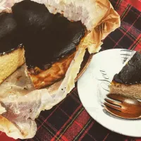 Snapdishの料理写真:真っ黒がおいしさの秘訣。絶品「バスクチーズケーキ」の作り方 - macaroni