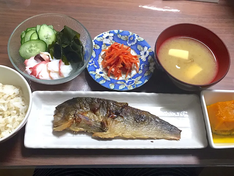 Snapdishの料理写真:ほっけの開き かぼちゃの煮物 なめこと豆腐の味噌汁 人参とツナの和え物 タコの酢の物|おさむん17さん