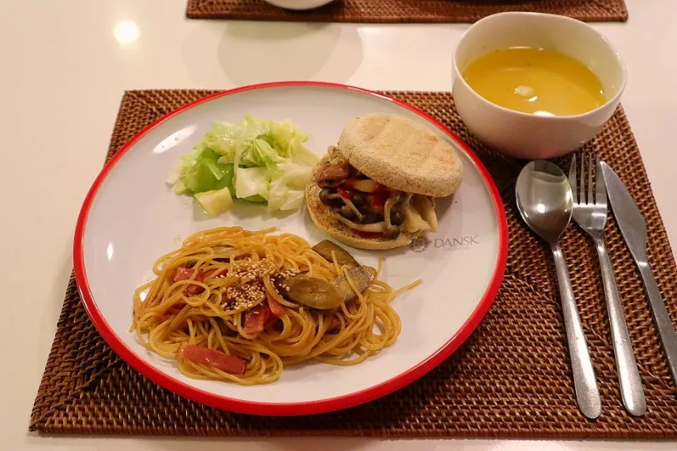 今日の夕食 ごぼうとベーコンのパスタ、キャベツサラダ、きのこのチーズ焼きマフィン|pinknari🐰🌈さん