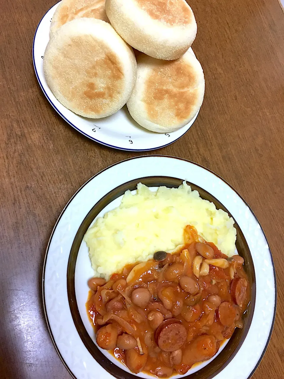 Snapdishの料理写真:お豆さんとソーセージのトマト煮をポテトピューレと一緒にイングリッシュマフィンも焼きました〜😊|Akemi Alexandruさん