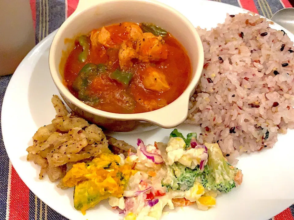 鶏肉のトマト煮🍅カリカリ鶏皮🐔ポテトマカロニサラダ🥗雑穀ごはん🍚|yumyum😋さん