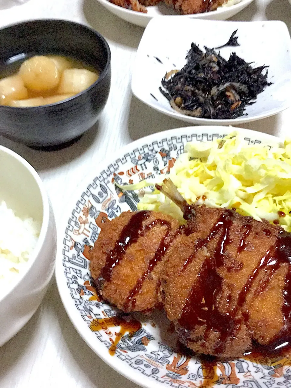 メンチカツ、アジフライ、キャベツのサラダ、ひじきの煮物、お味噌汁|Ayaさん