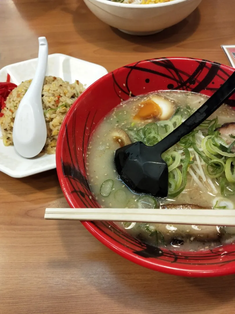 餃子写ってないですが、玉子ラーメン　黒豚餃子半ちゃんセット|のぶさん