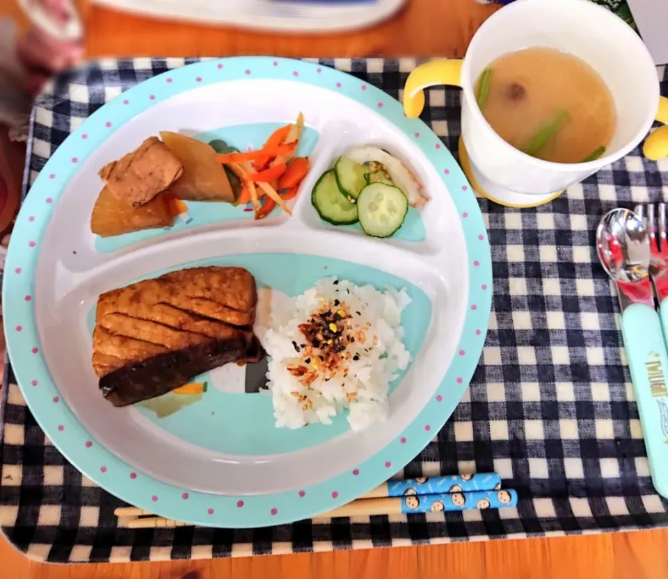 ある日の幼児食
ぶり大根　ぶりてり焼き　大根と人参のきんぴら　きゅうりの酢の物　みそ汁|なおさん