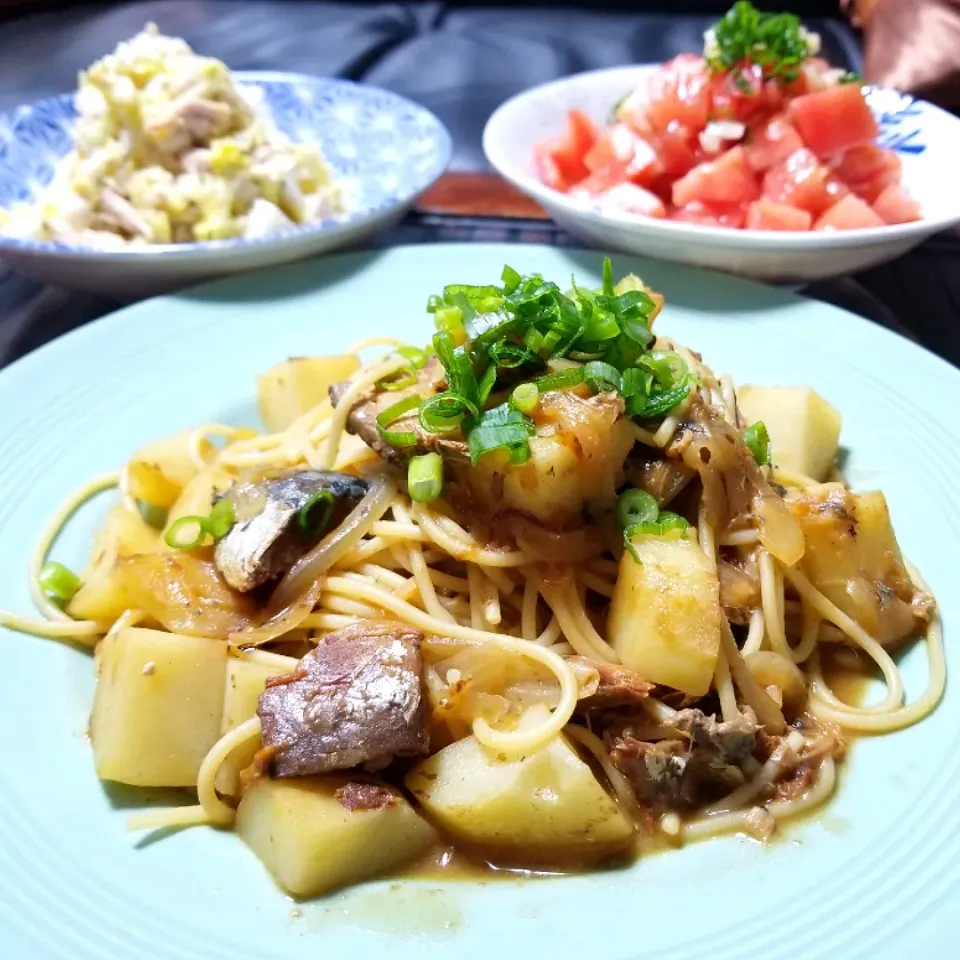 今日の夜ご飯♪さば味噌煮缶とじゃがいものパスタ♪(^o^)vと…キャベツのコールスローにトマトと玉ねぎサラダ🥗♪(^o^)|dai.noriさん