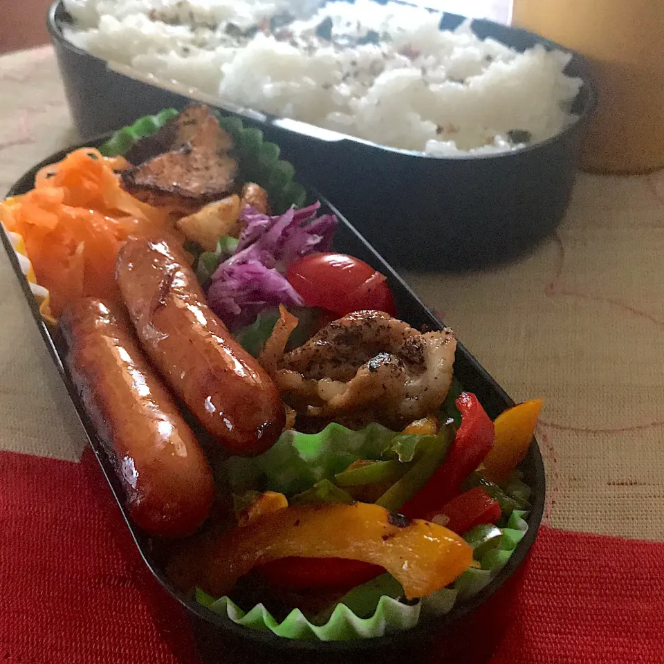 今日のお弁当🍱
カラフル♪
温かいコーンスープと一緒に😋

寒い朝です
風邪ひかないようにね

今日も気をつけて
いってらっしゃい👋😊|mokoさん