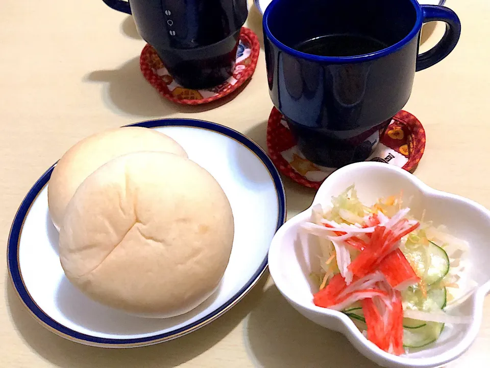 4／3朝食 #朝ごはん  #セブンイレブン 
•もっちピザパン •カニかまサラダ •コーヒー|おさんどんさん