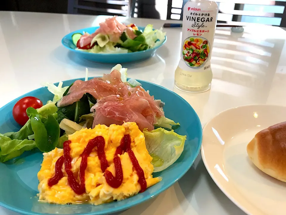 朝食のサラダにオリーブオイルとかけるビネガー✨✨|NOBUちえさん