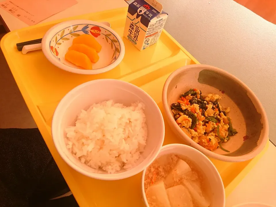 Snapdishの料理写真:米飯200g&卵とじ&かぶと蟹のスープ煮&フルーツ(オレンジ)&牛乳|まぐろさん