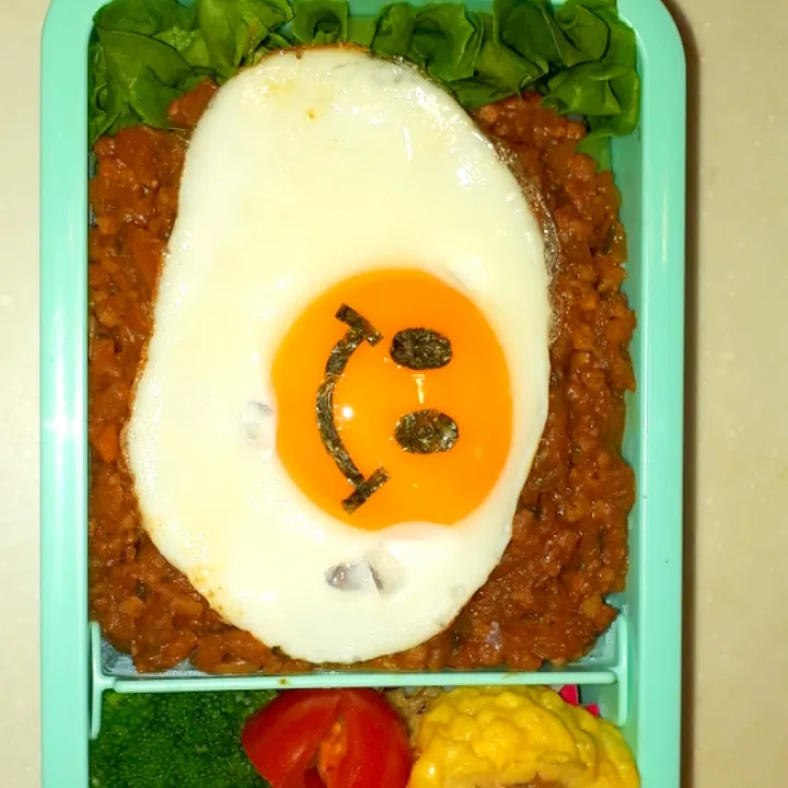 キーマカレー目玉焼き乗せ弁当🍱|ひよままさん