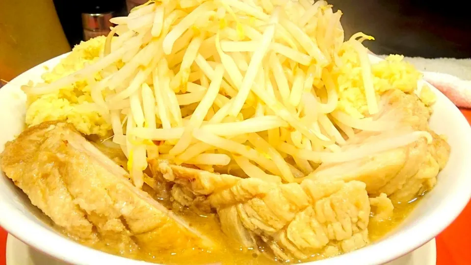 Snapdishの料理写真:用心棒 神保町店
ラーメン(750円)
＋追加豚2枚(200円)
＋ニンニクマシ
＋ショウガマシマシ 
＠神保町
19062|大脇さん