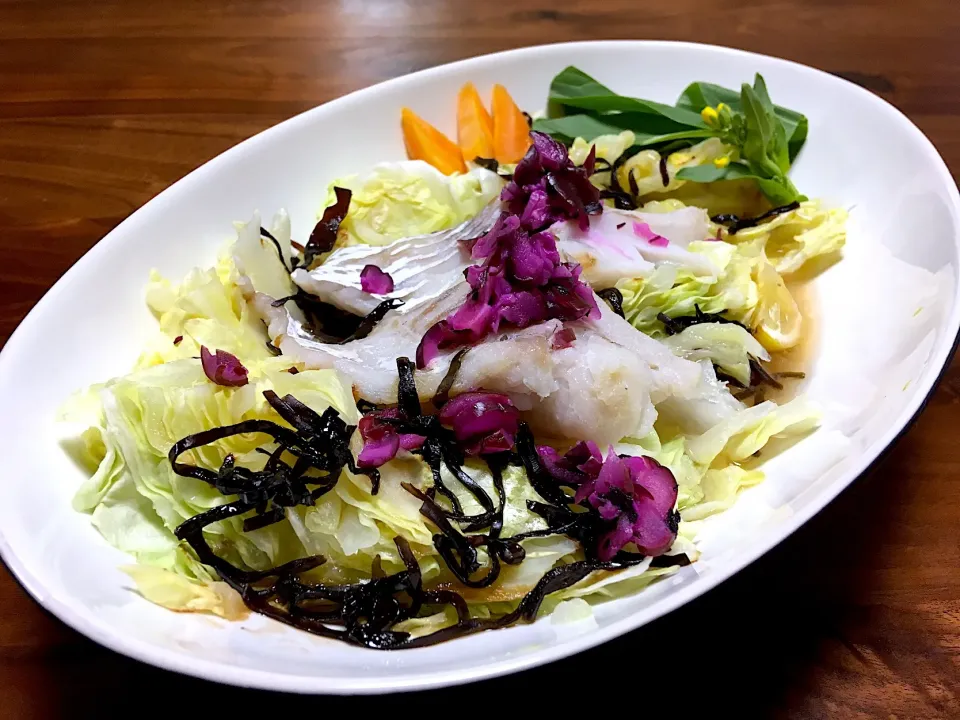 マダラと春キャベツと塩コンのレンチン蒸し🐟🌿🌸|ぱぴこ家さん