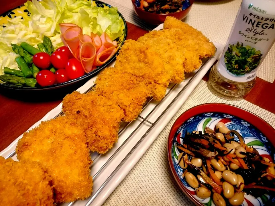 ☆今日の晩ごはん☆  豚カツ  チキンカツ  ひじきと大豆煮  サラダ～～モニターで頂いた「白ワインビネガー&ハーブ」|hamamaさん