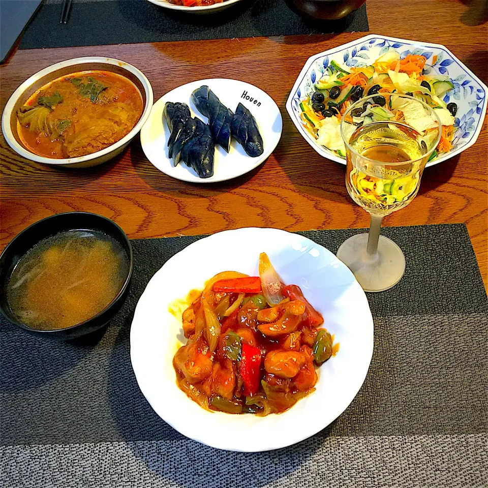 Snapdishの料理写真:鶏もも肉で酢豚風、中華スープ、サラダ、
残り物|yakinasuさん