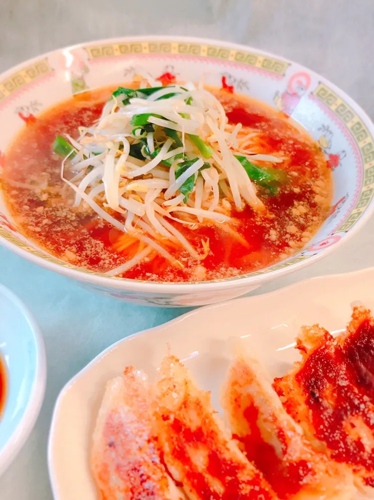 もやしたっぷり！醤油ラーメンと羽根付き餃子|かっちゃん杉さん