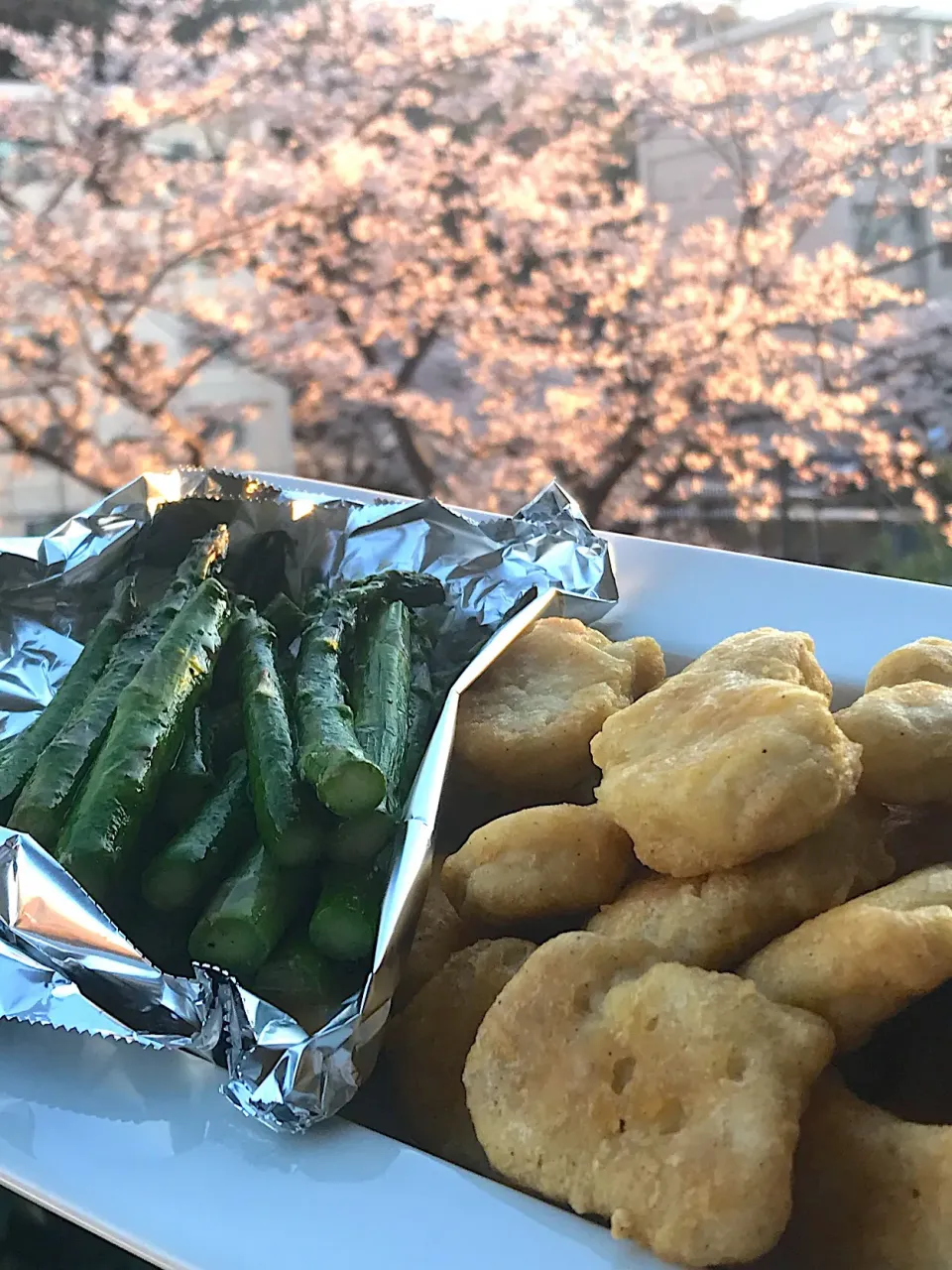 アスパラガスのにんにくバター醤油炒めとナゲット|シュトママさん