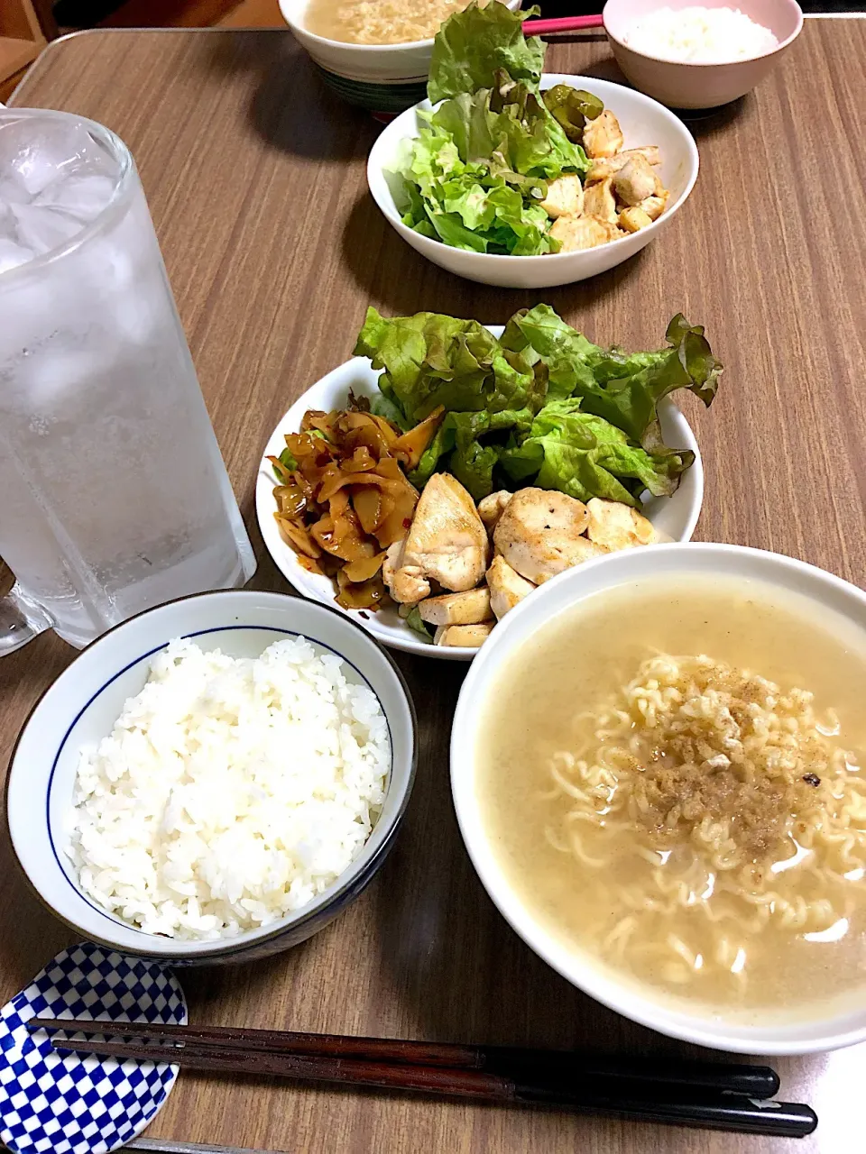 鶏胸肉のソテーをメインに、ご飯とノンフライ麺。|たびもかさん