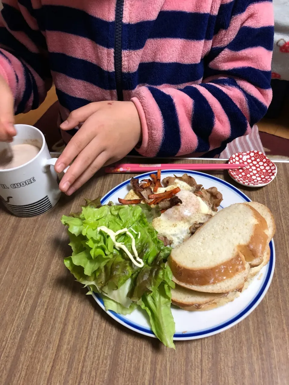 自家製カンパーニュと目玉焼き。娘にはミロ。|たびもかさん