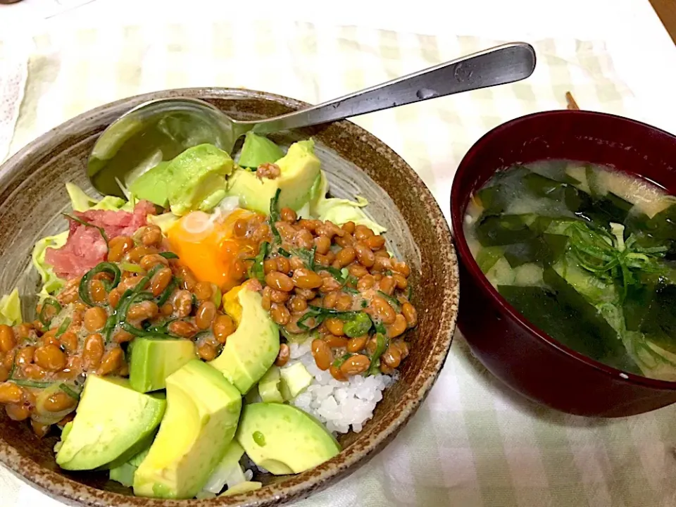 朝から丼ぶり☀️
(アボガド、納豆、キャベツ、ちょっとだけまぐろのたたき、卵))|KKOさん