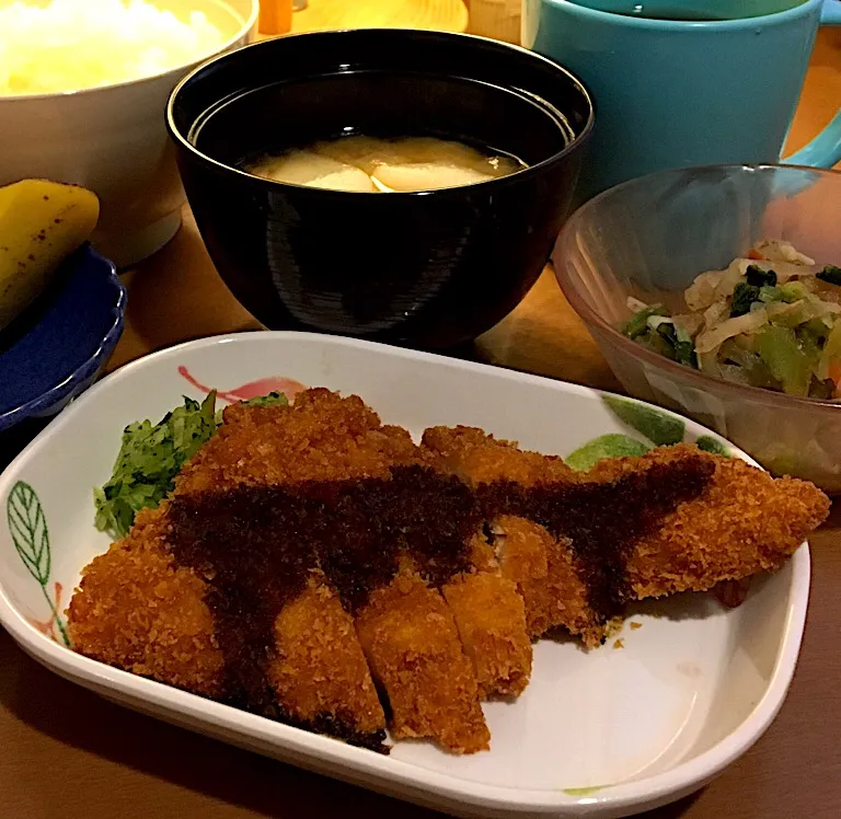 アル中病棟の晩ごはん⭐️⭐️🔆
ごはん🍚  五目汁  チキンカツ🐔  土佐酢  バナナ🍌|ぽんたさん