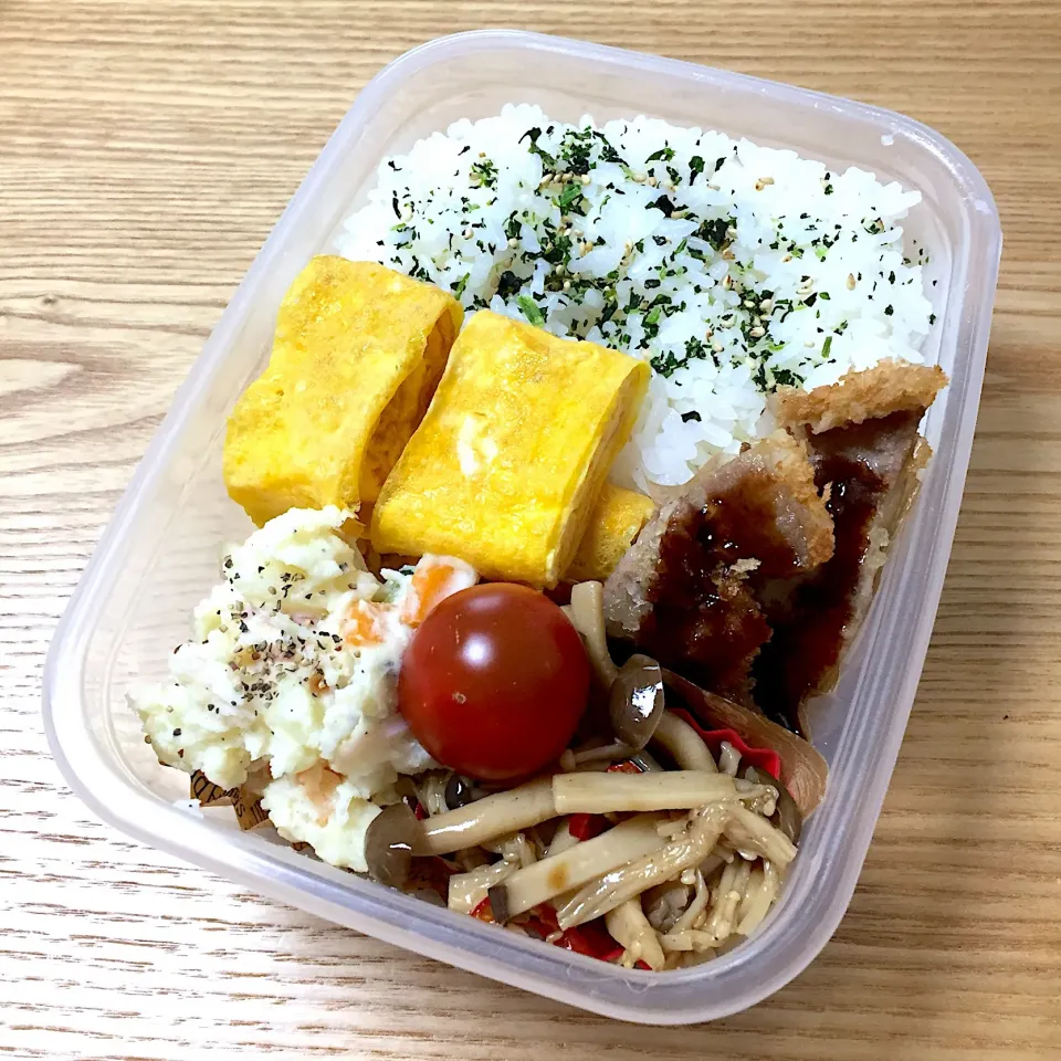 Snapdishの料理写真:木曜日の旦那さんのお弁当☺︎ #お弁当記録  #卵焼き  #ポテトサラダ  #とんかつ  #キノコのピリ辛ナムル|むさけんさん