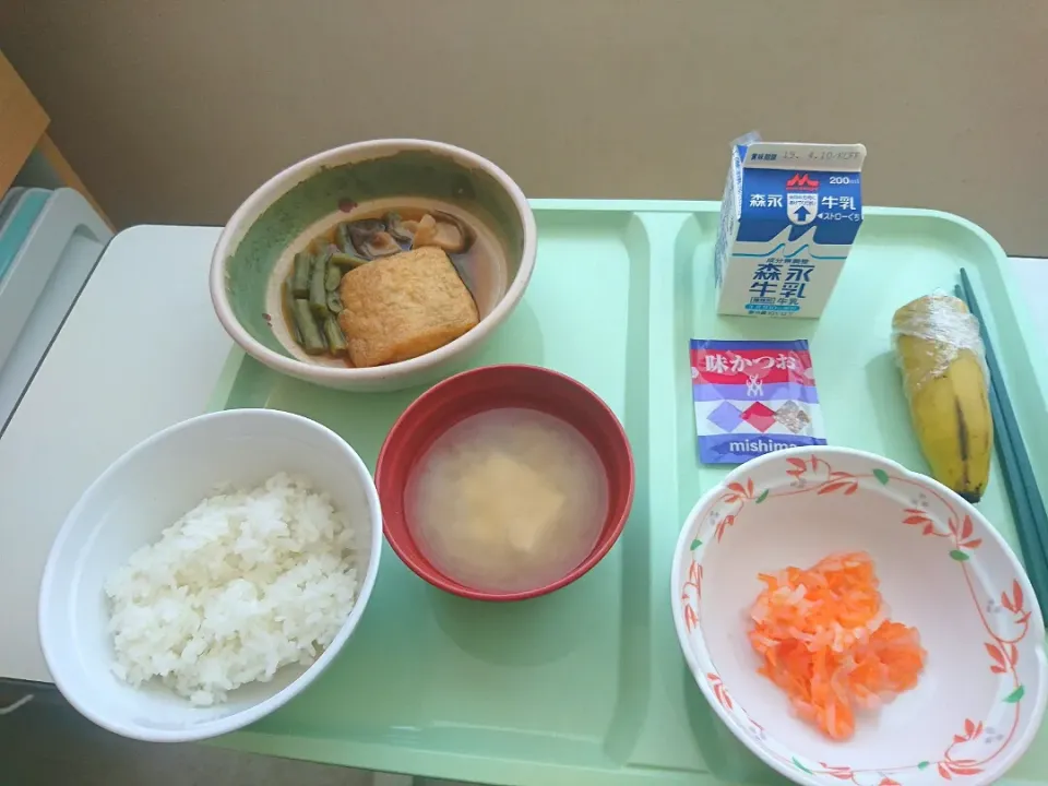 米飯150g&味噌汁(豆腐)&肉詰めいなり煮&なます&ふりかけ&牛乳&バナナ1/2|まぐろさん