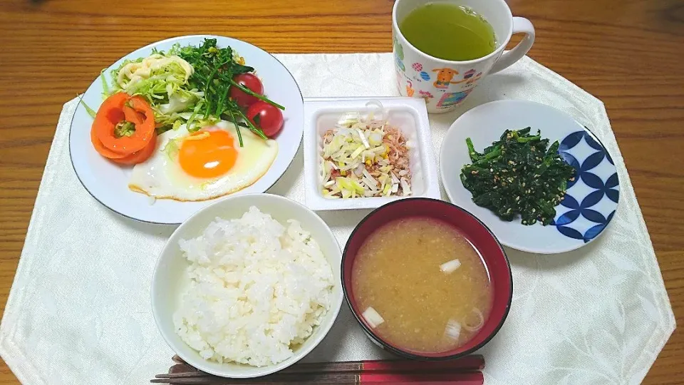 Snapdishの料理写真:4/4の朝食
久しぶりに目玉焼きを朝食に。|卯月さん