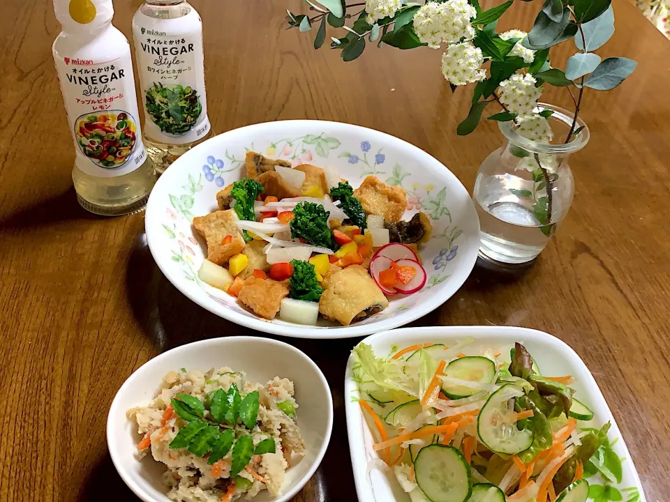 Snapdishの料理写真:#オイルとかける ビイネガー🥗 かれいの唐揚げと手作りピクルスに。アップルビネガーレモン🍋|yukaさん