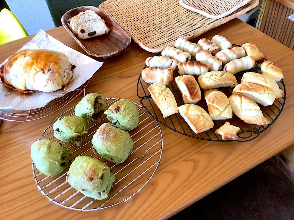 Snapdishの料理写真:メロンパンスティック
抹茶甘納豆パン
ソーセージロールパン
ハムチーズドデカパン|きむらゆりかさん