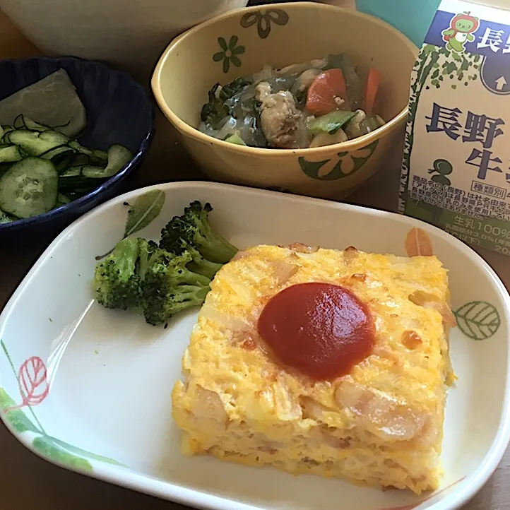 アル中病棟の昼ごはん☀️☀️☀️
ごはん🍚  スペイン風オムレツ  オイスターソース煮  酢の物  牛乳🥛|ぽんたさん