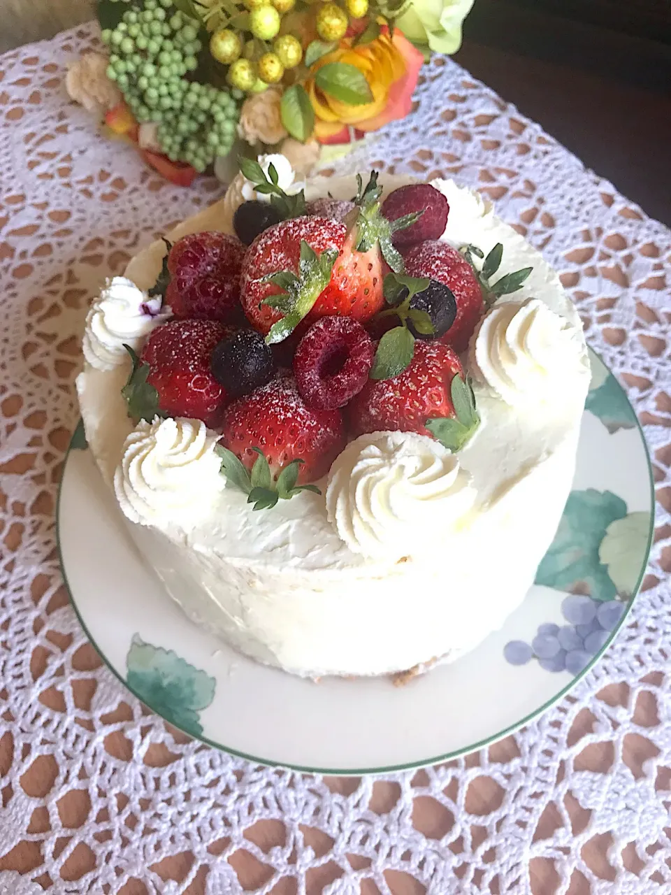 佐野未起さんの料理 鬼のツノ立ち！バタークリーム並 エンゼルクリームで🍓苺ショートケーキ🎂
#エンゼルクリーム#苺ショートケーキ|とんちんさん