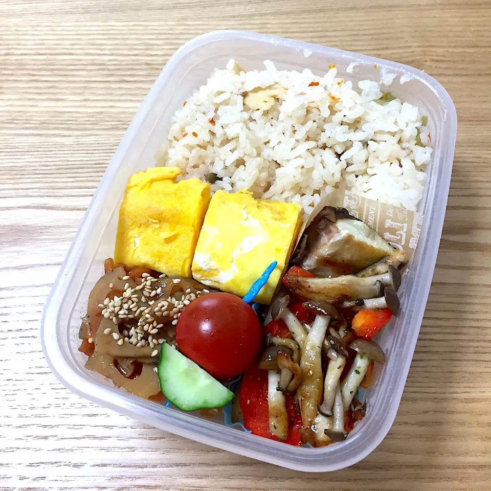 Snapdishの料理写真:金曜日の旦那さんのお弁当☺︎ #お弁当記録  #卵焼き  #炊き込みご飯  #鯖の塩焼き  #きんぴらレンコン #しめじとパプリカのソテー|むさけんさん