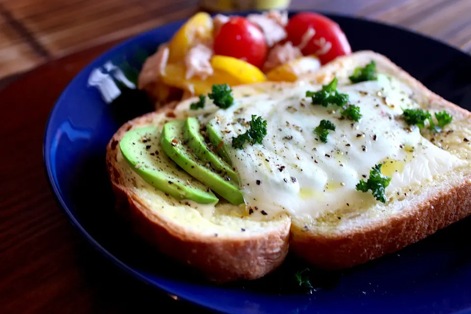 Snapdishの料理写真:アボカドチーズトースト🥑|よっすぃさん