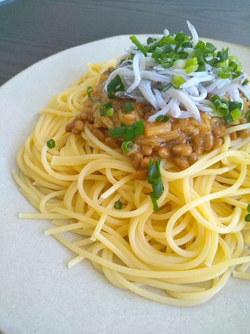 Snapdishの料理写真:納豆、なめ茸、しらすのパスタ🍝|じょうさん